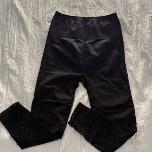 Seamless Black Leggings with Sculpting Design